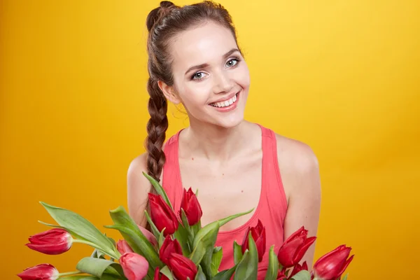 Mujer con tulipanes flores — Foto de Stock