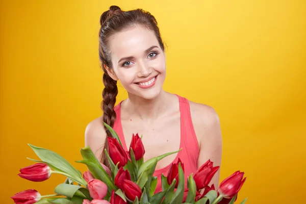 Vrouw met bloemen van de tulpen — Stockfoto