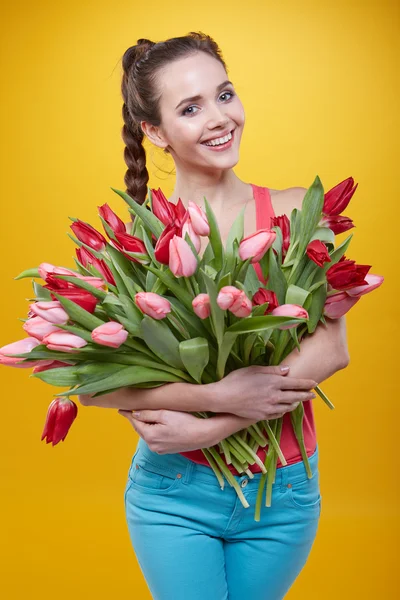 Femme avec des fleurs de tulipes — Photo