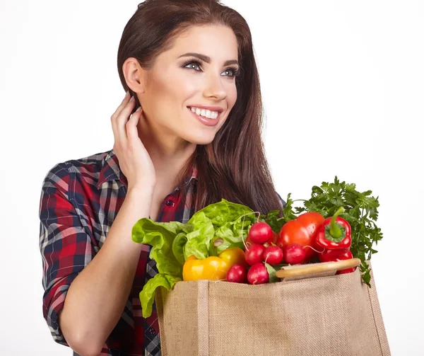 Femme avec sac d'épicerie et légumes — Photo