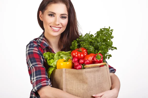 Mulher com saco de supermercado e legumes — Fotografia de Stock