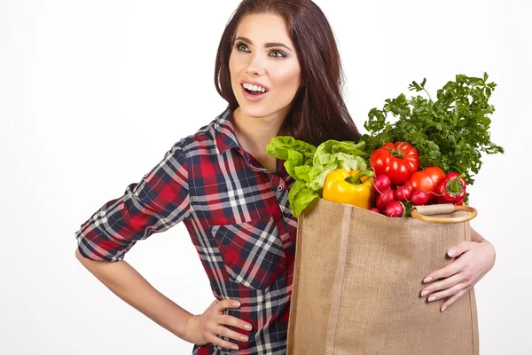 Mujer con bolsa de comestibles y verduras — Foto de Stock