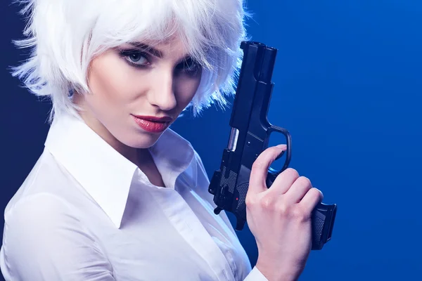 Жінка тримає пістолет — стокове фото