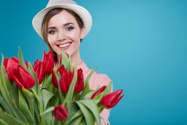 Kvinna med tulpaner blommor — Stockfoto