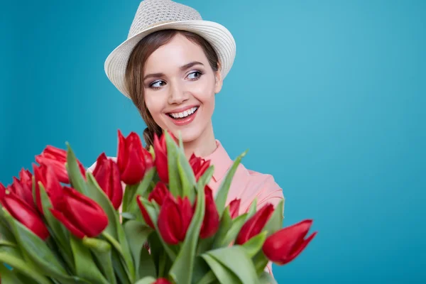 Femme avec des fleurs de tulipes — Photo