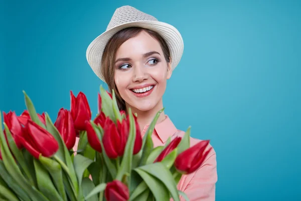Vrouw met bloemen van de tulpen — Stockfoto