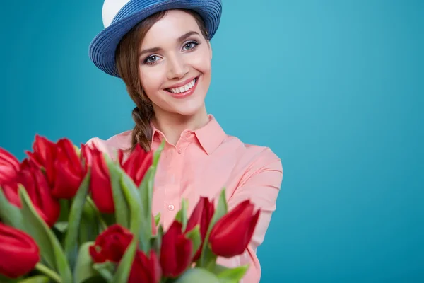 Donna con fiori di tulipani — Foto Stock