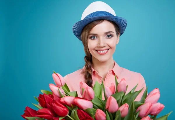 Femme avec des fleurs de tulipes — Photo