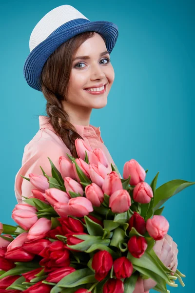 Женщина с цветами тюльпанов — стоковое фото