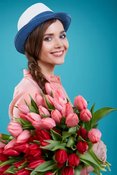 Mulher com flores de tulipas — Fotografia de Stock