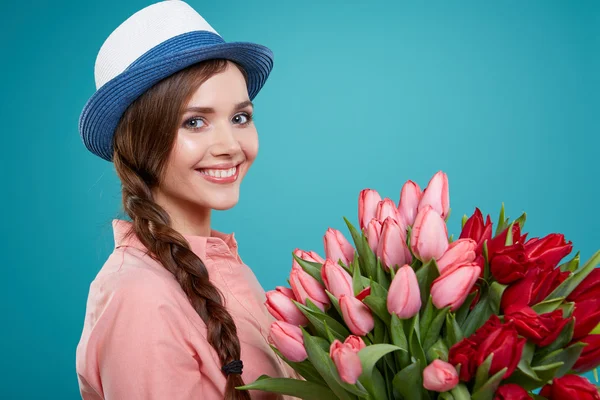 Femme avec des fleurs de tulipes — Photo