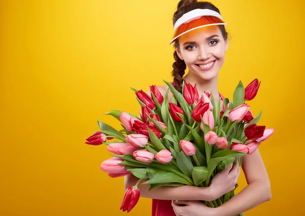 Femme avec des fleurs de tulipes — Photo