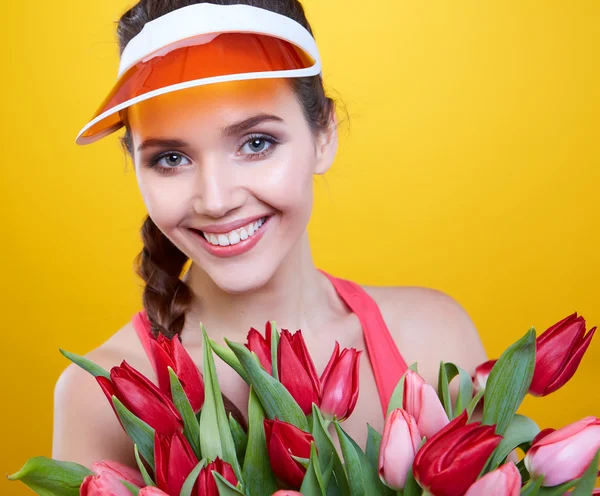 Жінка з квітами тюльпанів — стокове фото
