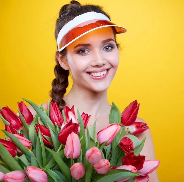 Žena s květy tulipánů — Stock fotografie