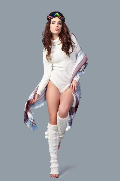 Kvinna i vinter tröja — Stockfoto