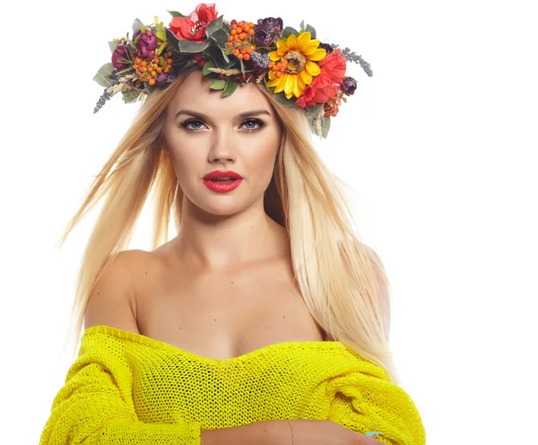 Dame met een krans van bloemen — Stockfoto