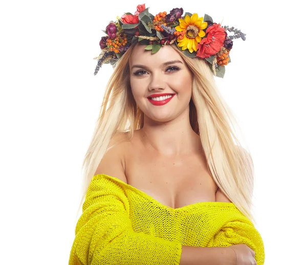 Dame met een krans van bloemen — Stockfoto