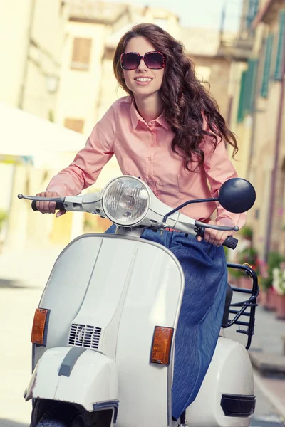 Frau sitzt auf Roller — Stockfoto