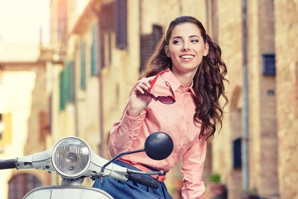 Femme assise sur scooter — Photo