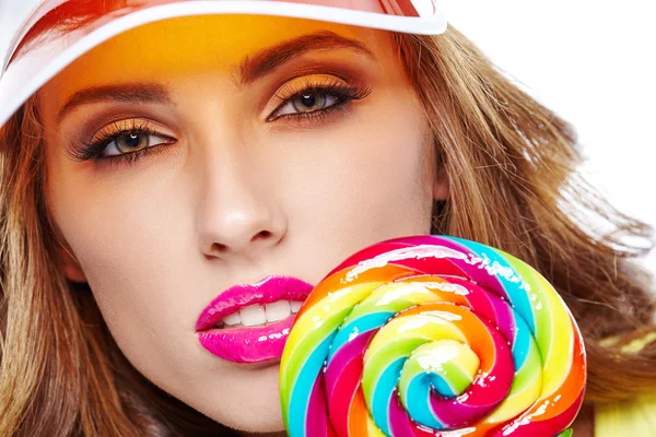 Wanita cantik makan lollipop — Stok Foto