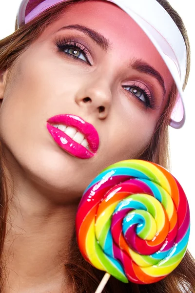 Vacker kvinna äta lollipop — Stockfoto