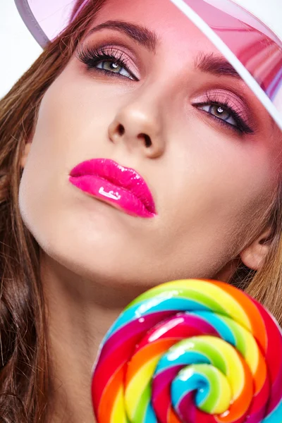 Wanita cantik makan lollipop — Stok Foto