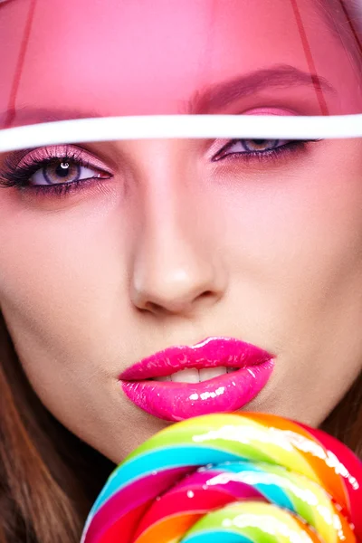 Mooie vrouw eten lollipop — Stockfoto