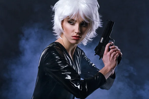 Bela sexy mulher segurando arma — Fotografia de Stock