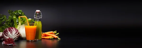 Juice friss zöldségekkel — Stock Fotó