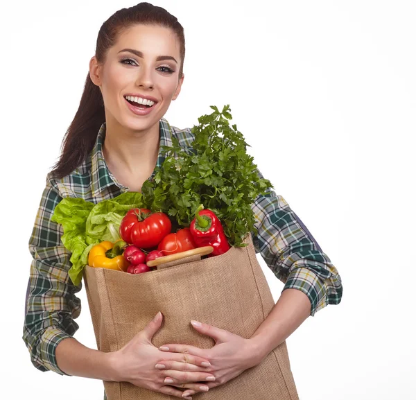 Femme avec sac d'épicerie et légumes — Photo