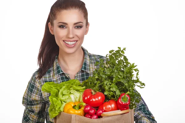 Femme avec sac d'épicerie et légumes — Photo