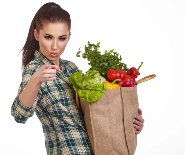 Γυναίκα με τσάντα παντοπωλείων και λαχανικά — Φωτογραφία Αρχείου