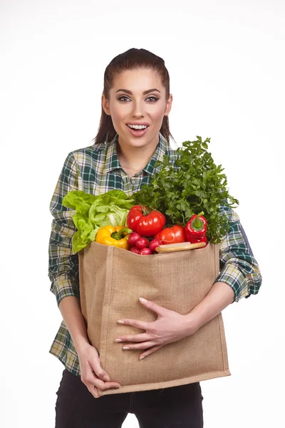 Mulher com saco de supermercado e legumes — Fotografia de Stock