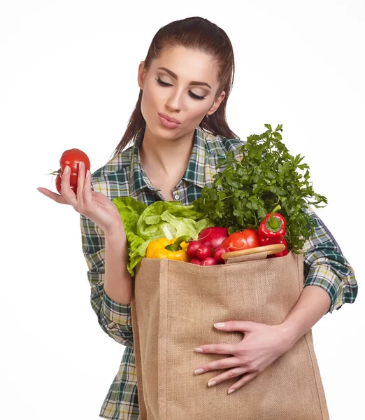 Mulher com saco de supermercado e legumes — Fotografia de Stock