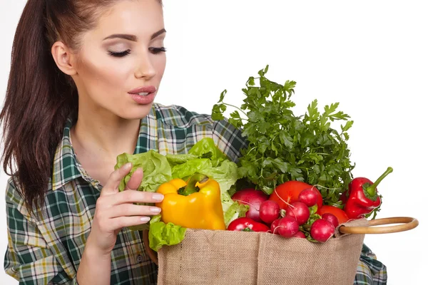 Mujer con bolsa de comestibles y verduras — Foto de Stock