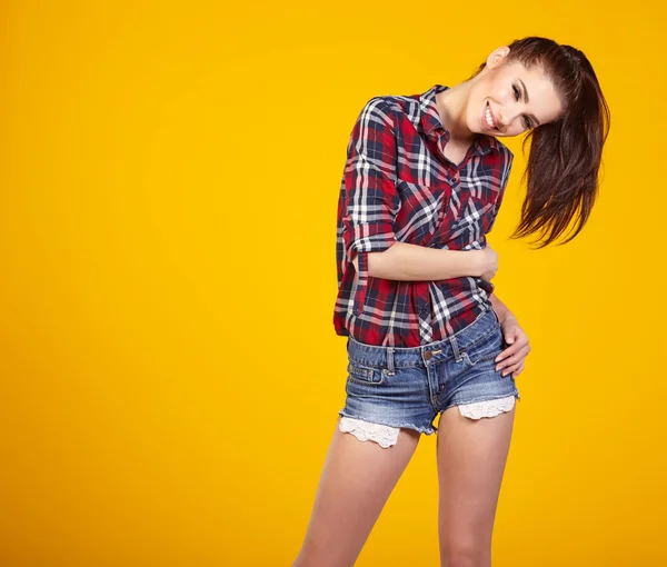 Mujer en camisa y pantalones cortos — Foto de Stock