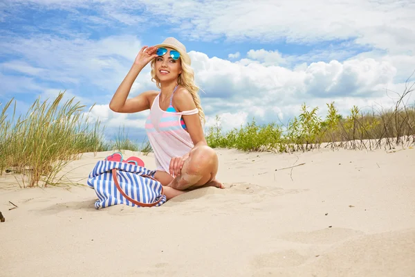 Blondynka w bikini na plaży — Zdjęcie stockowe