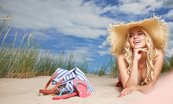 Blondes Mädchen im Bikini am Strand — Stockfoto