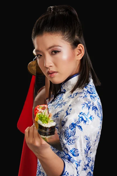 Frau hält Sushi auf Katana — Stockfoto