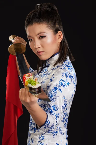 Mujer sosteniendo sushi en katana — Foto de Stock