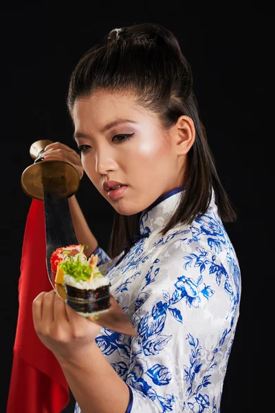 Donna che tiene sushi su katana — Foto Stock