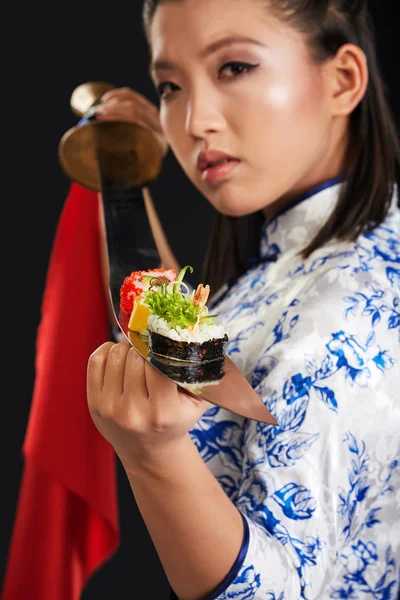 Woman holding sushi on katana — Stock Photo, Image