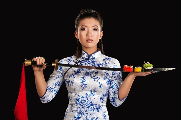 Frau hält Sushi auf Katana — Stockfoto