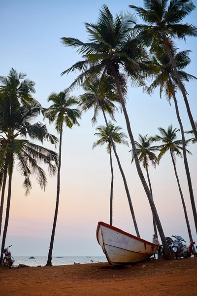 Zachód słońca na plaży z łodzi — Zdjęcie stockowe