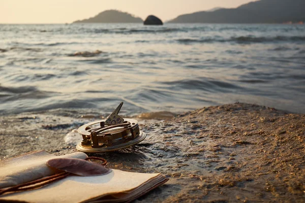 Praia rochosa com caderno velho — Fotografia de Stock