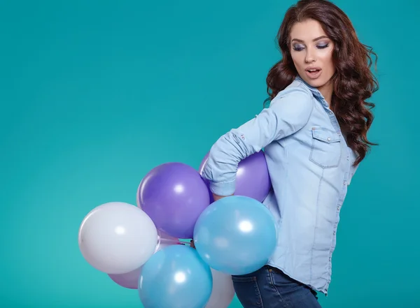 Femme avec des ballons colorés — Photo