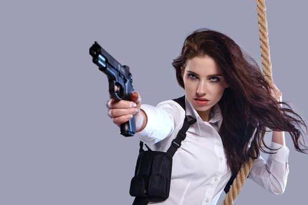 Donna in possesso di pistola — Foto Stock