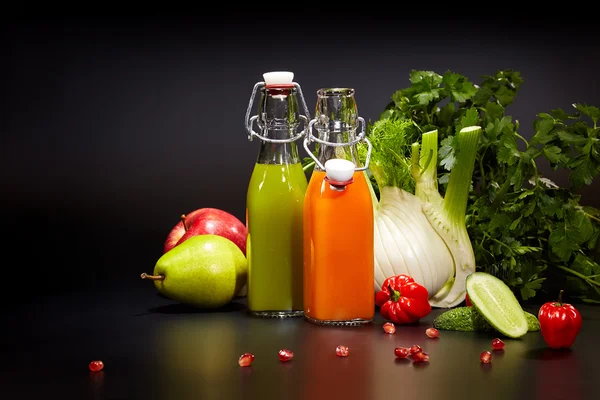 Sucos de legumes saudáveis para refresco — Fotografia de Stock