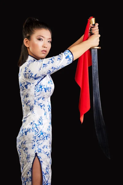 Krásná žena hospodářství meč — Stock fotografie