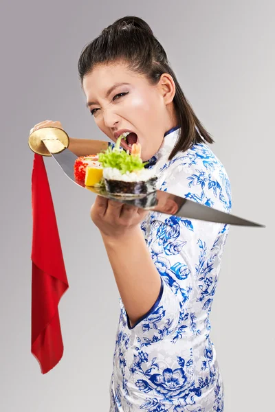 Frau hält Sushi auf Katana — Stockfoto
